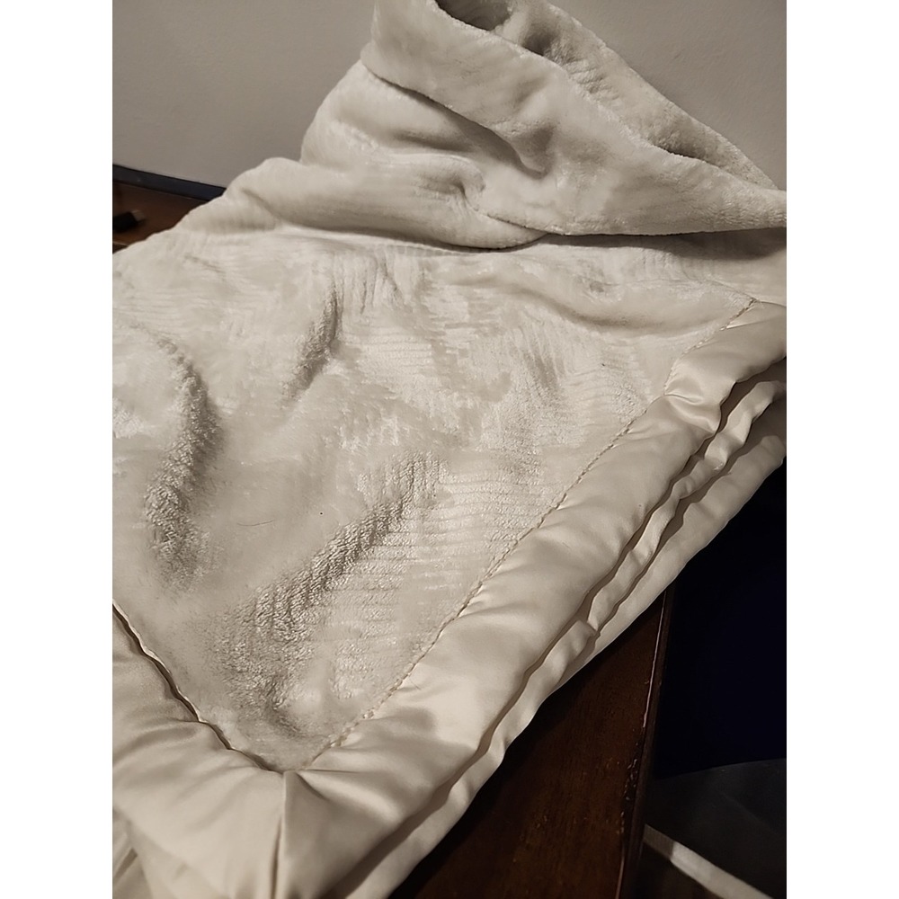 Gerber‎ Modern Moments Gray Cream Chevron Chenille Baby Plush Blanket Satin Trim